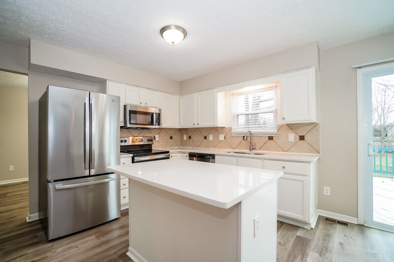 2,605/Mo, 5601 High Arbor Dr Galloway, OH 43119 Kitchen View 2