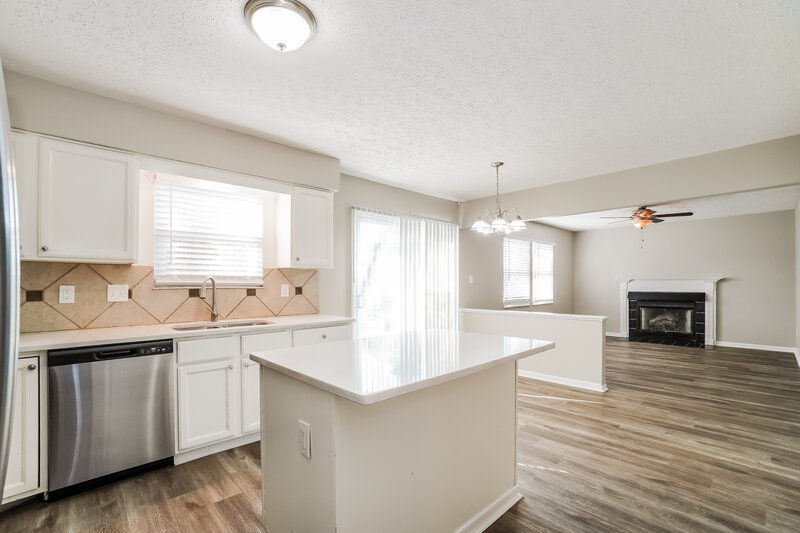2,275/Mo, 5601 High Arbor Dr Galloway, OH 43119 Kitchen View