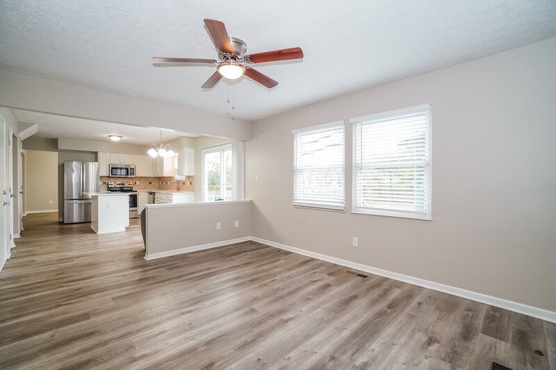 2,605/Mo, 5601 High Arbor Dr Galloway, OH 43119 Family Room View 2