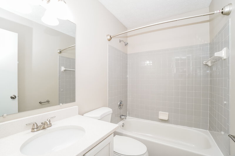 2,275/Mo, 5601 High Arbor Dr Galloway, OH 43119 Bathroom View