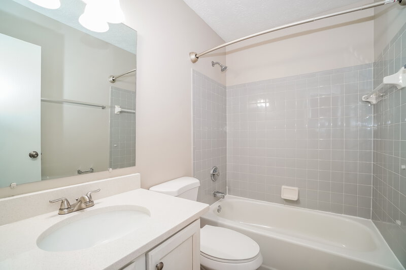 2,605/Mo, 5601 High Arbor Dr Galloway, OH 43119 Bathroom View