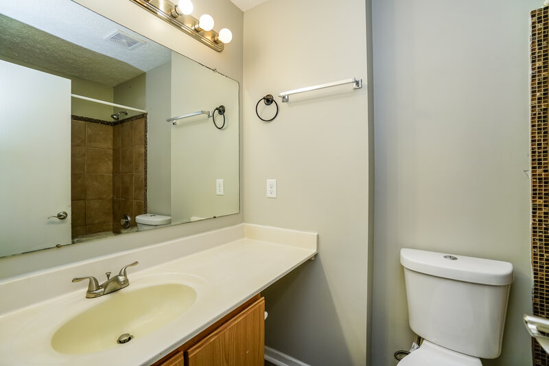 1,780/Mo, 2830 Wallcrest Blvd Columbus, OH 43231 Main Bathroom View