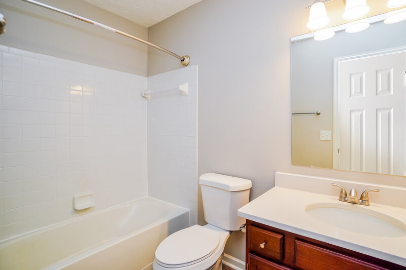2,500/Mo, 781 Laile Ct Reynoldsburg, OH 43068 Main Bathroom View