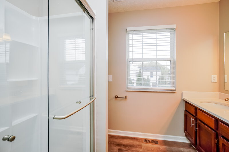 2,500/Mo, 781 Laile Ct Reynoldsburg, OH 43068 Main Bathroom View 2