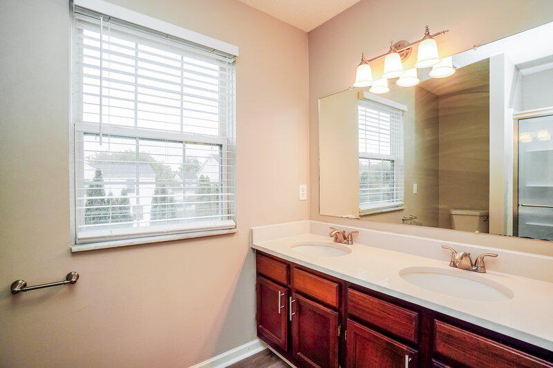 2,500/Mo, 781 Laile Ct Reynoldsburg, OH 43068 Bathroom View