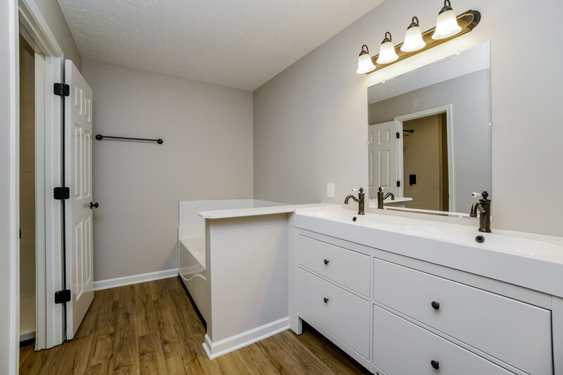 2,040/Mo, 7564 Braeburn Ct Blacklick, OH 43004 Main Bathroom View