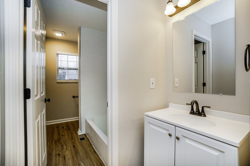 2,040/Mo, 7564 Braeburn Ct Blacklick, OH 43004 Bathroom View