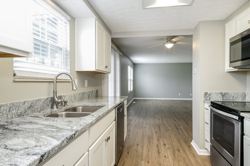 2,520/Mo, 3288 Parkbrook Dr Grove City, OH 43123 Kitchen View 2