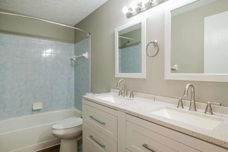 2,520/Mo, 3288 Parkbrook Dr Grove City, OH 43123 Main Bathroom View