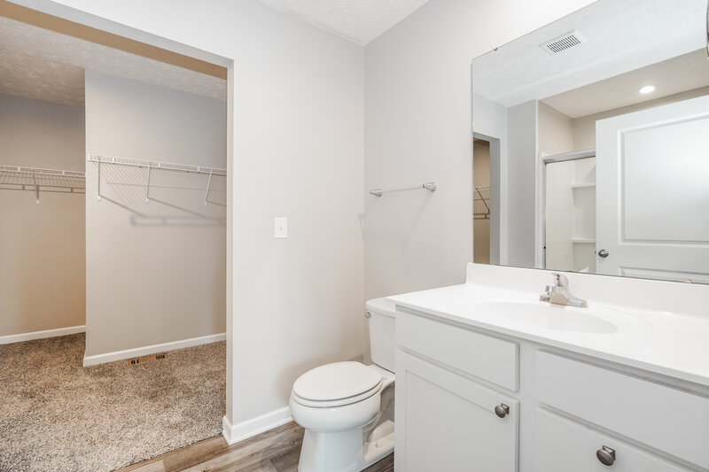 2,280/Mo, 1971 Lake Crest Dr Grove City, OH 43123 Main Bathroom View 2