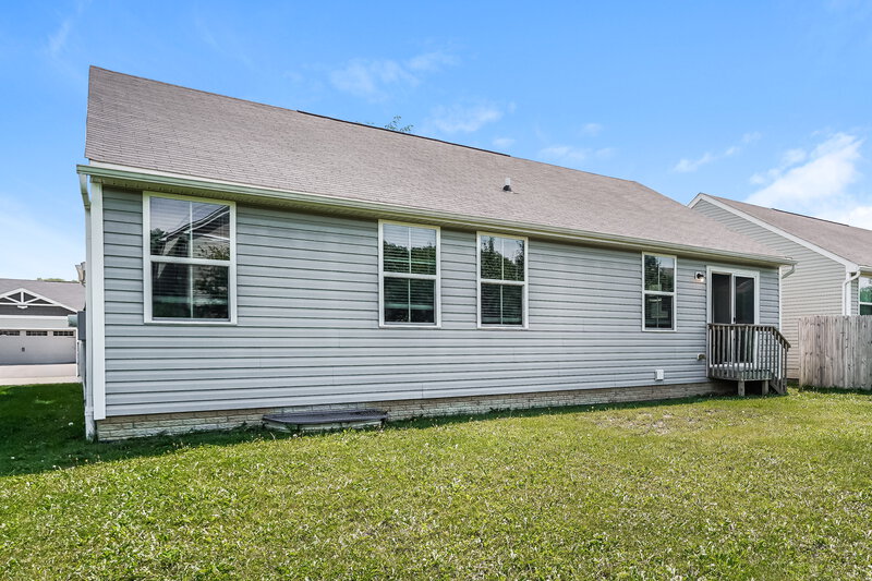 2,280/Mo, 1971 Lake Crest Dr Grove City, OH 43123 Rear View