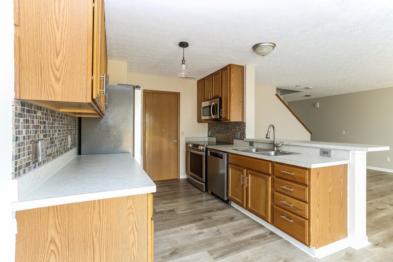 2,400/Mo, 6862 Spring Bloom Dr Canal Winchester, OH 43110 Kitchen View 2