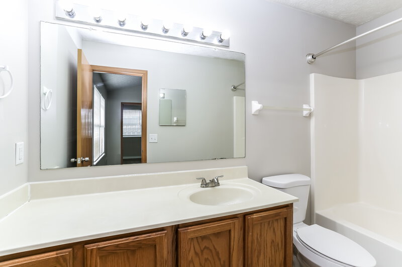 2,400/Mo, 6862 Spring Bloom Dr Canal Winchester, OH 43110 Main Bathroom View