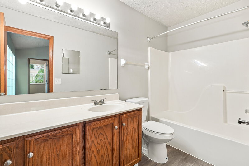 2,185/Mo, 6862 Spring Bloom Dr Canal Winchester, OH 43110 Primary Bathroom View