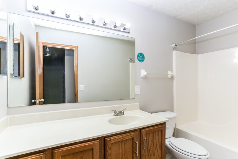 2,400/Mo, 6862 Spring Bloom Dr Canal Winchester, OH 43110 Bathroom View