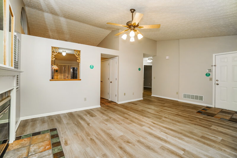 1,745/Mo, 221 Stonhope Dr Delaware, OH 43015 Living Room View 3