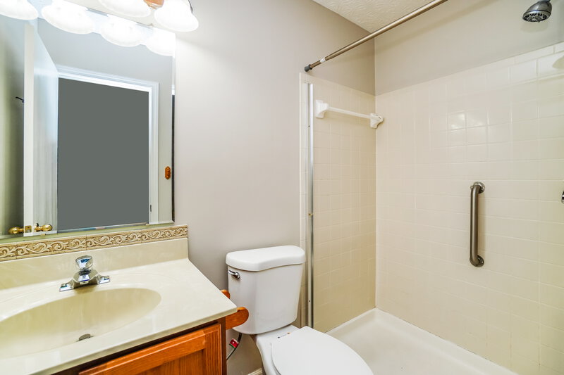 1,745/Mo, 221 Stonhope Dr Delaware, OH 43015 Main Bathroom View