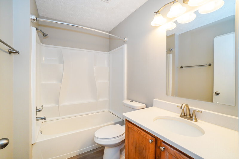 2,240/Mo, 1809 Ashburn Dr Delaware, OH 43015 Main Bathroom View