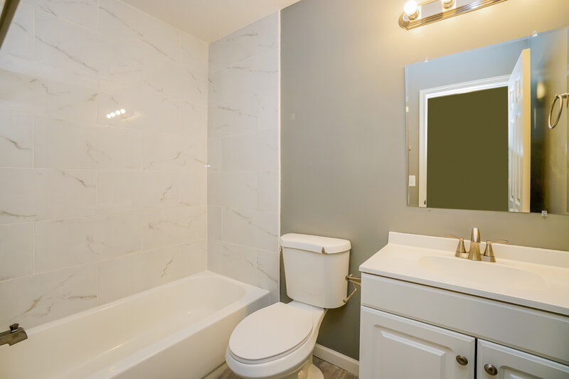 3,040/Mo, 8641 Smokey Hollow Dr Lewis Center, OH 43035 Main Bathroom View