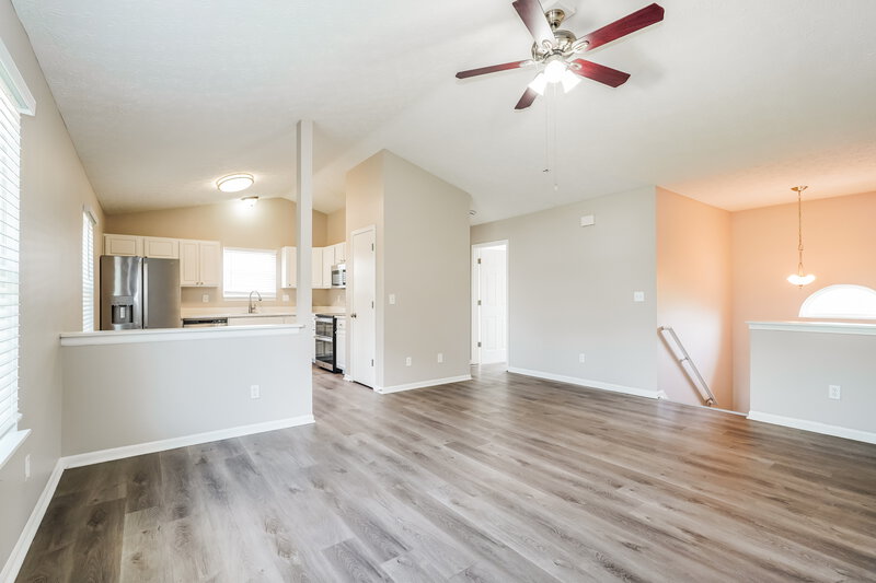 2,130/Mo, 4196 Salem Dr Columbus, OH 43228 Living Room View 2