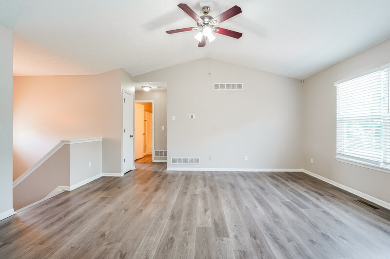 2,130/Mo, 4196 Salem Dr Columbus, OH 43228 Living Room View 3