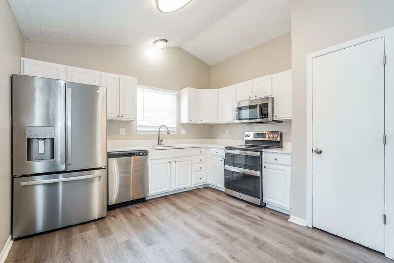 2,130/Mo, 4196 Salem Dr Columbus, OH 43228 Kitchen View 2