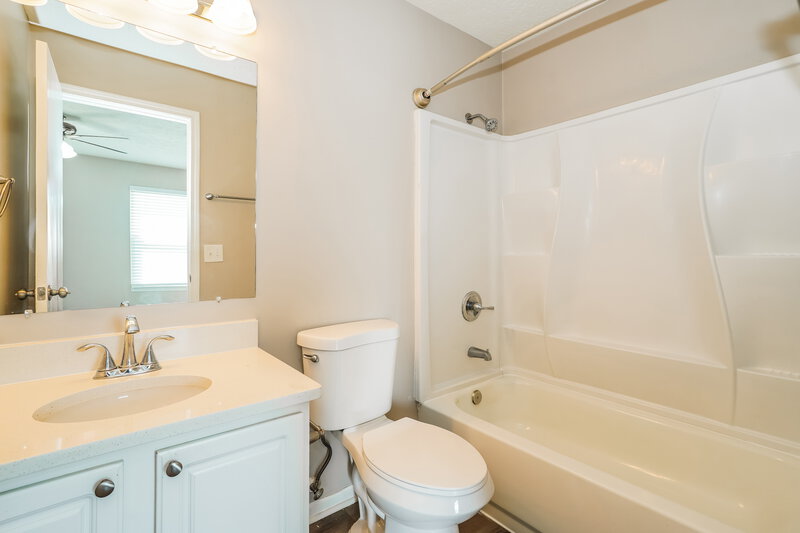 2,130/Mo, 4196 Salem Dr Columbus, OH 43228 Main Bathroom View