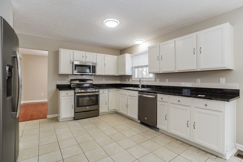 2,155/Mo, 1329 Bluffton Ct Columbus, OH 43228 Kitchen View 2