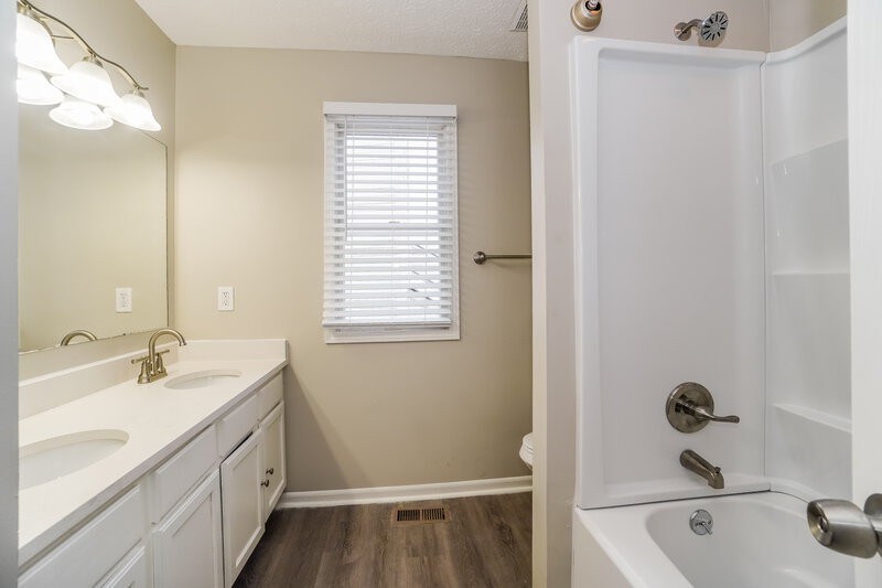 2,155/Mo, 1329 Bluffton Ct Columbus, OH 43228 Main Bathroom View