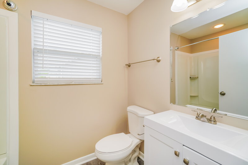 2,295/Mo, 1154 Crestview St Reynoldsburg, OH 43068 Main Bathroom View