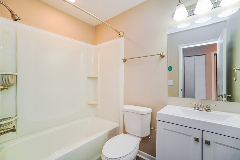 2,295/Mo, 1154 Crestview St Reynoldsburg, OH 43068 Bathroom View
