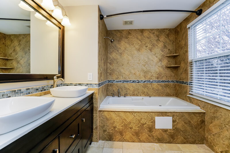 1,900/Mo, 3329 Omega Dr Columbus, OH 43231 Main Bathroom View 2