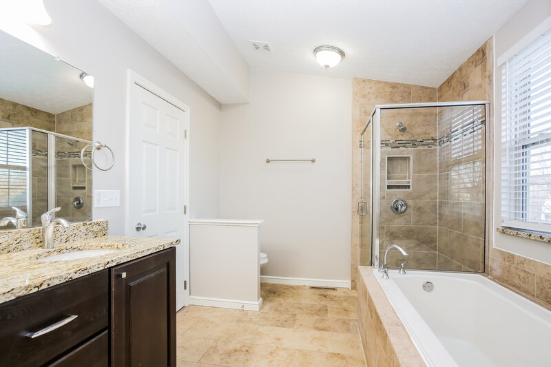 2,315/Mo, 3435 Patcon Way Hilliard, OH 43026 Main Bathroom View