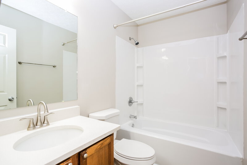 2,315/Mo, 3435 Patcon Way Hilliard, OH 43026 Bathroom View