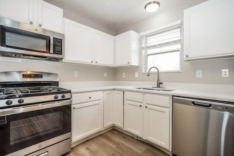 2,240/Mo, 966 Cypress Ridge Pl Columbus, OH 43228 Kitchen View 2