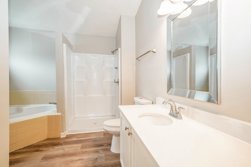 2,240/Mo, 966 Cypress Ridge Pl Columbus, OH 43228 Main Bathroom View