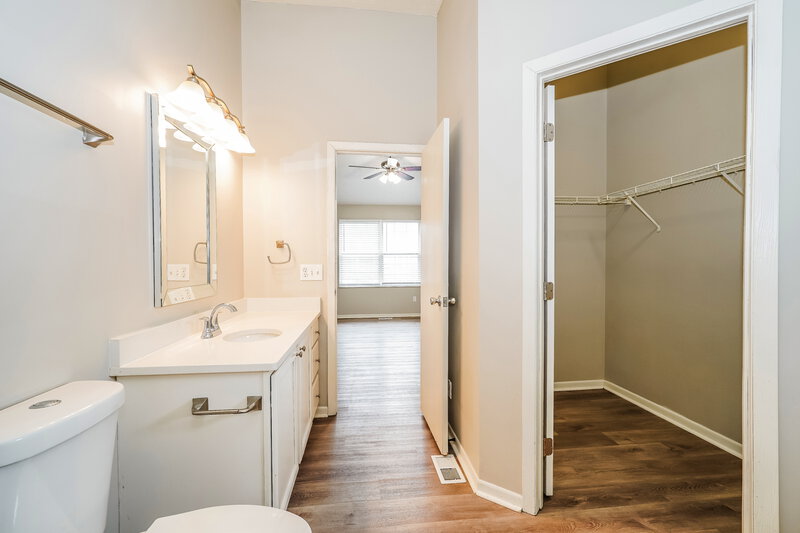 2,240/Mo, 966 Cypress Ridge Pl Columbus, OH 43228 Main Bathroom View 2