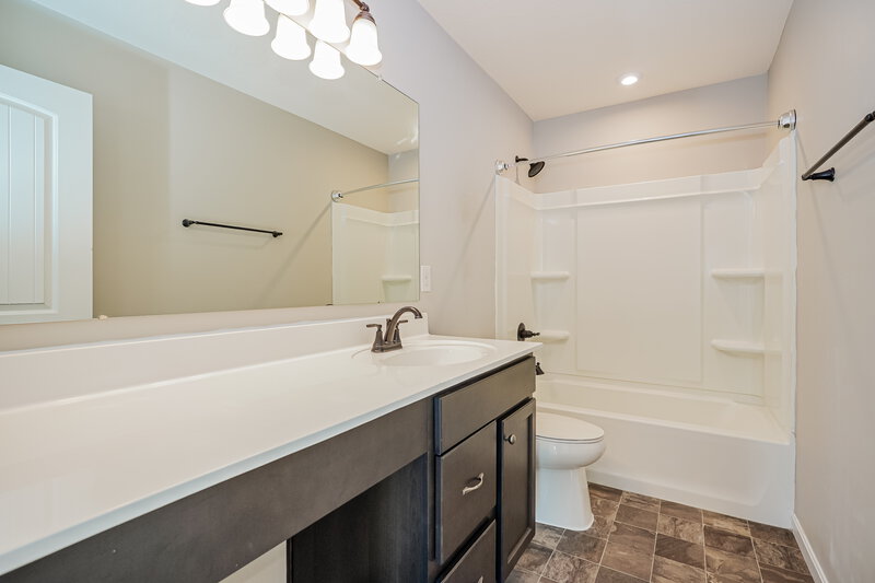 2,685/Mo, 4996 Crestbrook Drive Lockbourne, OH 43137 Main Bathroom View