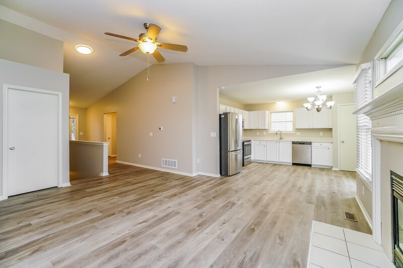 2,375/Mo, 3421 Brook Spring Dr Grove City, OH 43123 Living Room View 2