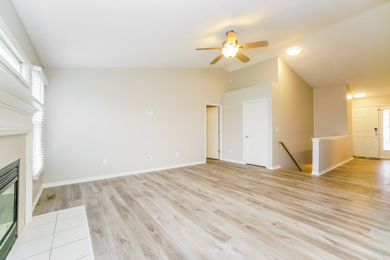 2,375/Mo, 3421 Brook Spring Dr Grove City, OH 43123 Living Room View 3