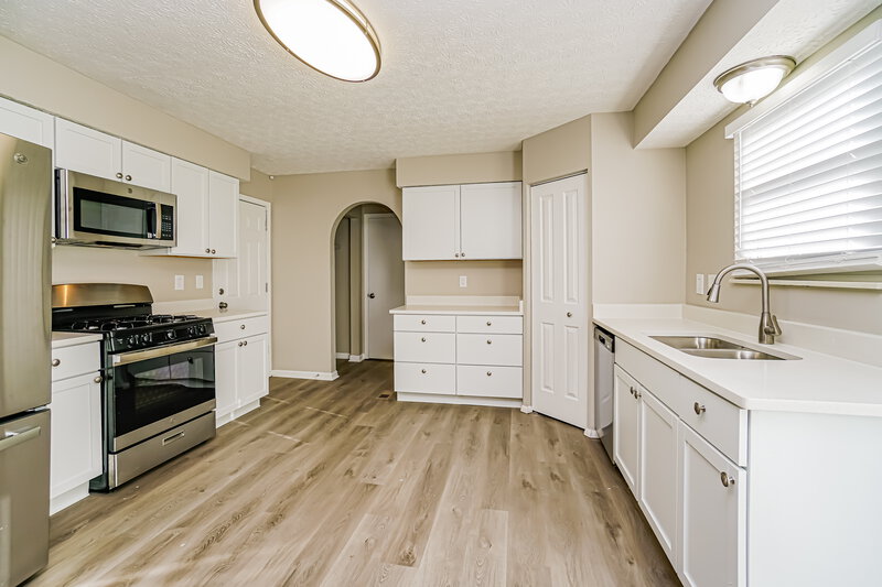 2,435/Mo, 6047 Rover Ln Columbus, OH 43232 Kitchen View