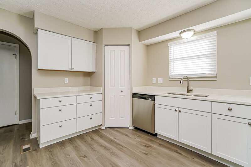 2,435/Mo, 6047 Rover Ln Columbus, OH 43232 Kitchen View 2