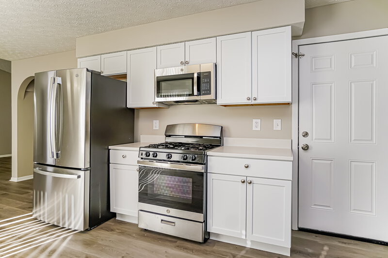 2,435/Mo, 6047 Rover Ln Columbus, OH 43232 Kitchen View 3