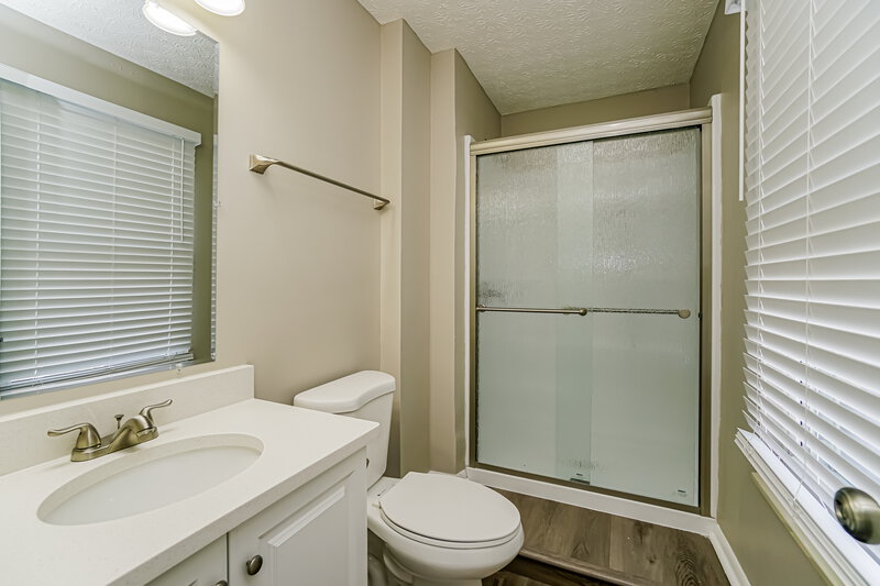 2,435/Mo, 6047 Rover Ln Columbus, OH 43232 Main Bathroom View