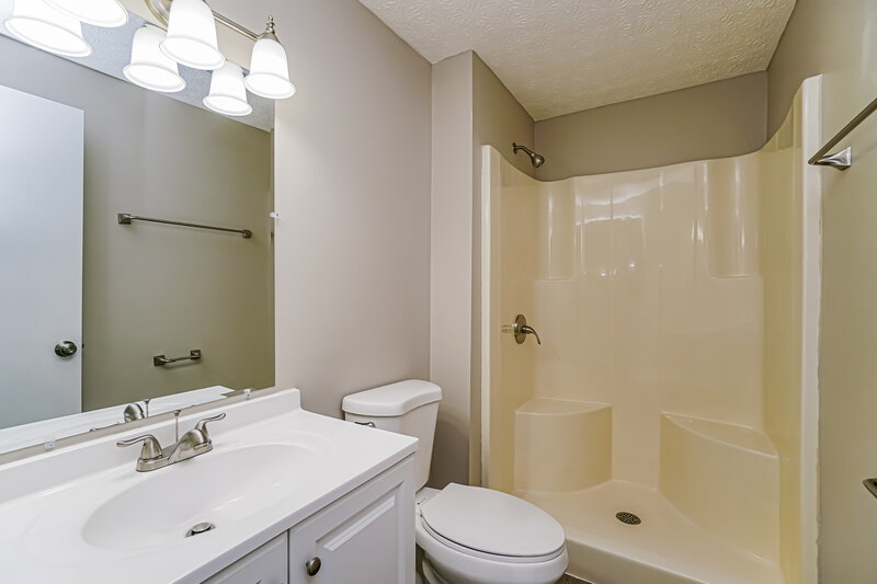 2,435/Mo, 6047 Rover Ln Columbus, OH 43232 Bathroom View