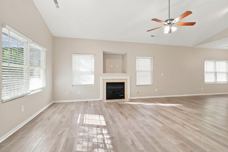 2,450/Mo, 4043 Summerstone Dr Columbus, OH 43230 Living Room View