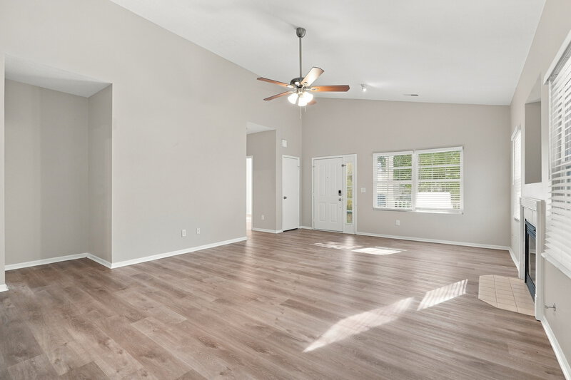 2,450/Mo, 4043 Summerstone Dr Columbus, OH 43230 Living Room View 3