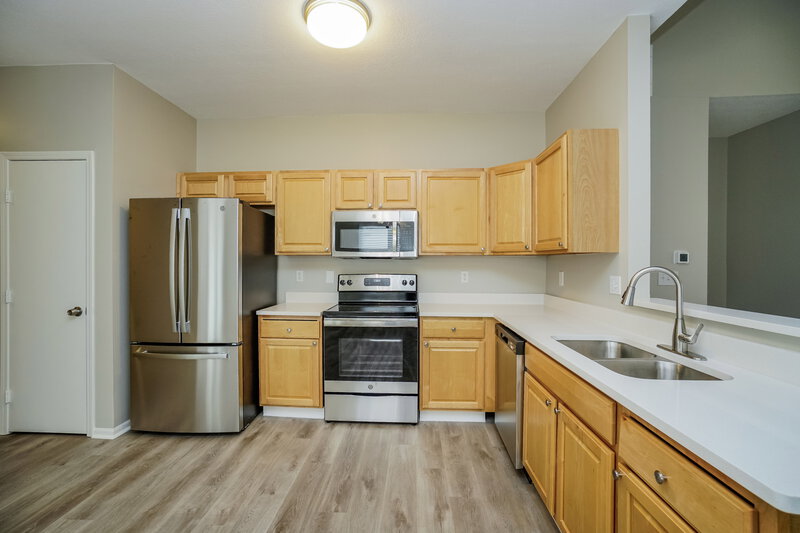3,800/Mo, 4043 Summerstone Dr Columbus, OH 43230 Kitchen View 2