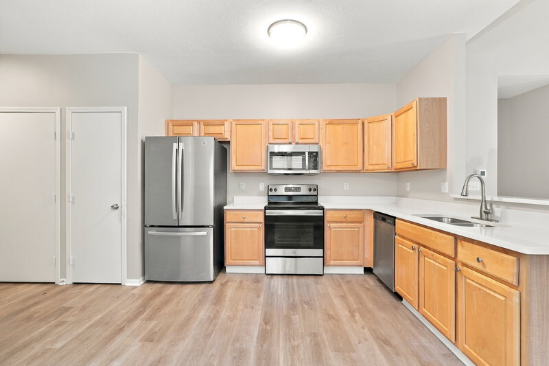 2,450/Mo, 4043 Summerstone Dr Columbus, OH 43230 Kitchen View