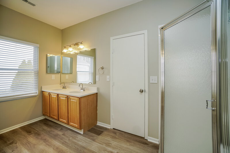 3,800/Mo, 4043 Summerstone Dr Columbus, OH 43230 Main Bathroom View